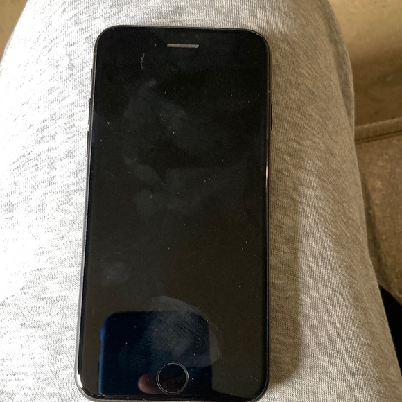 I paid 600 when first came out so I’m looking for 300$ iPhone 6 yes it turns on